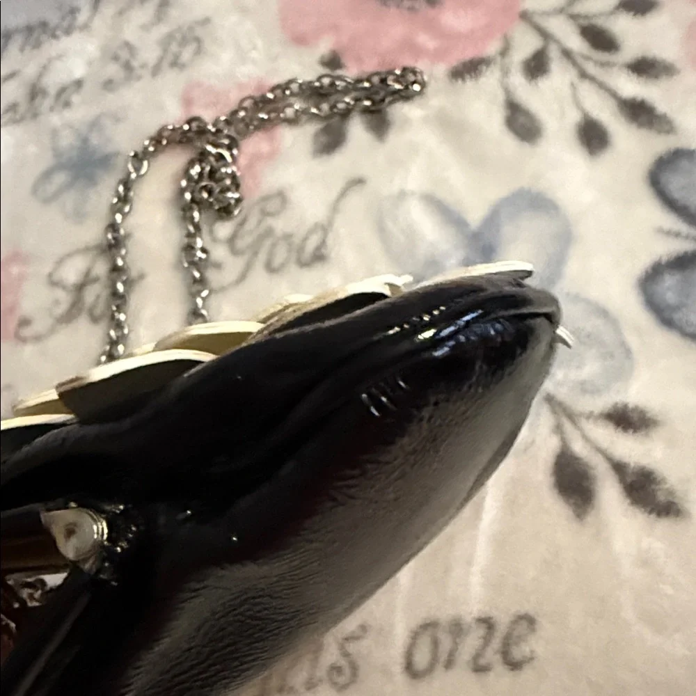 Brighton Sunny Days white daisy coin purse/evening bag EUC with detachable chain - Picture 9 of 16